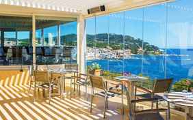 das Mittag- und Abendessen wird im kühlen Restaurant serviert - gegen Aufpreis auch draußen auf der Terrasse.